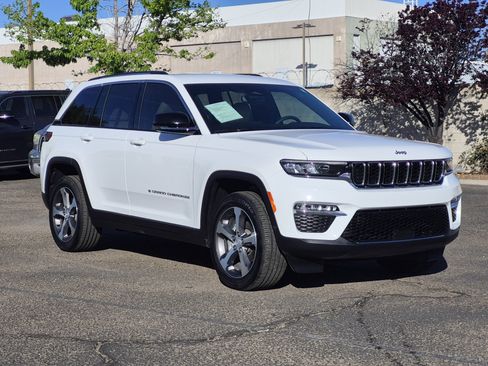 Certified 2023 Jeep Grand Cherokee Limited w/ Trailer Tow Prep Group (B) image 3