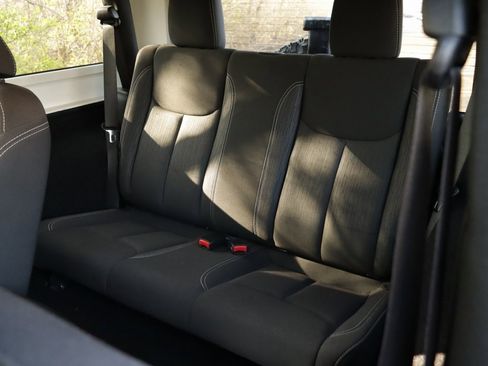 Used 2018 Jeep Wrangler Rubicon w/ Cold Weather Group image 20