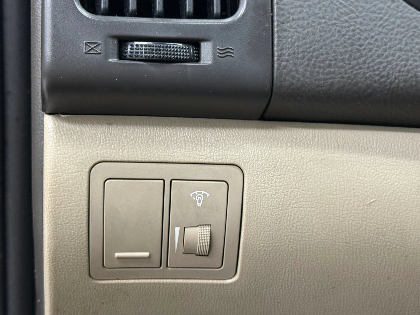 Used 2010 Hyundai Elantra GLS FWD image 25