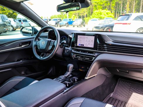 Used 2025 Toyota Camry SE FWD image 8