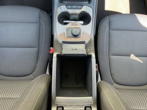 Used 2023 GMC Acadia SLE w/ Elevation Edition FWD image 11