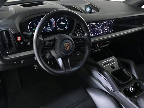 Certified 2024 Porsche Cayenne S image 4