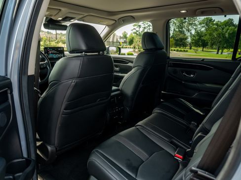 Used 2025 Honda Pilot Touring image 12