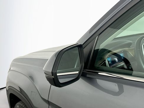 Used 2025 Volkswagen Atlas SE image 16