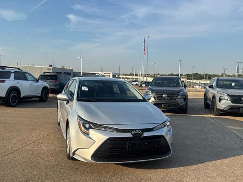 Used 2025 Toyota Corolla LE FWD image 3