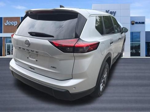 Used 2024 Nissan Rogue S AWD/4WD image 8