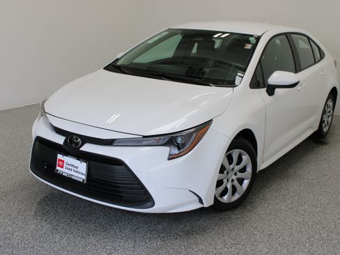 Used 2026 Toyota Corolla LE FWD image 2