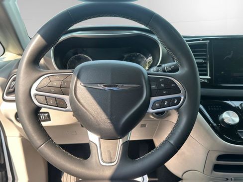 Used 2023 Chrysler Pacifica Touring-L FWD image 17