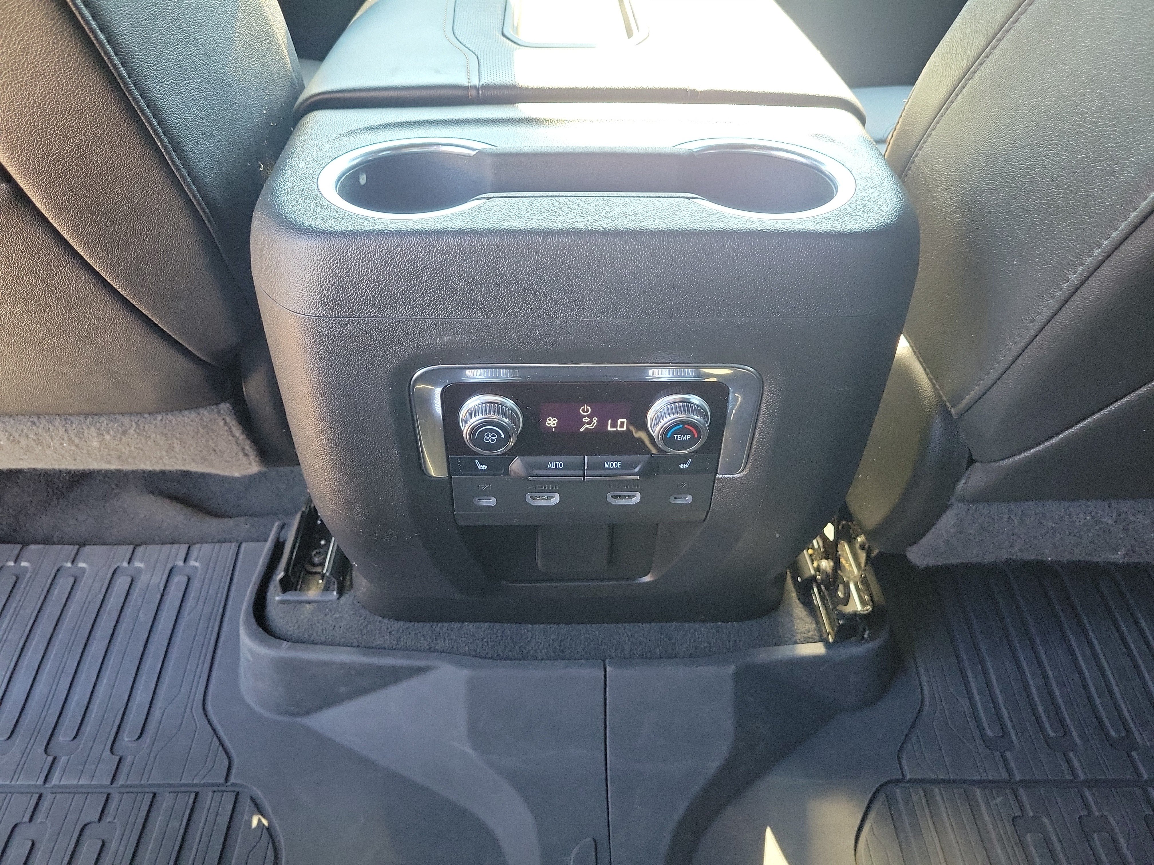 Used 2022 GMC Yukon AT4 w/ AT4 Premium Package AWD/4WD image 11