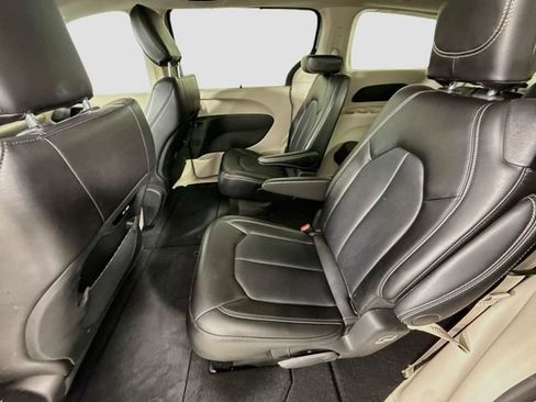 Used 2024 Chrysler Pacifica Touring-L FWD image 22