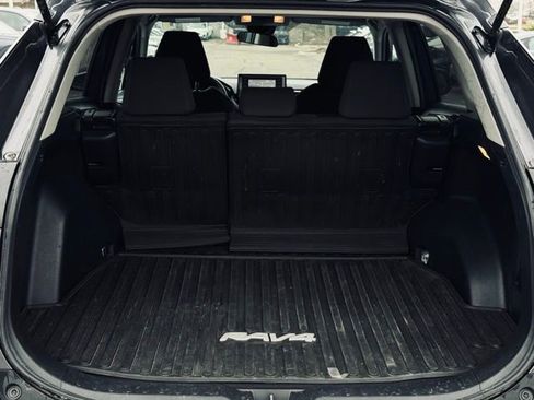 Used 2021 Toyota RAV4 LE image 11