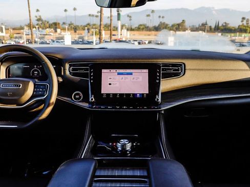 Used 2024 Jeep Wagoneer Series II w/ Flexible Seating Group image 15