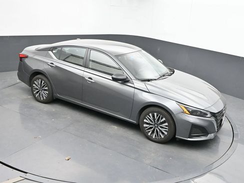 Used 2024 Nissan Altima 2.5 SV AWD/4WD image 12