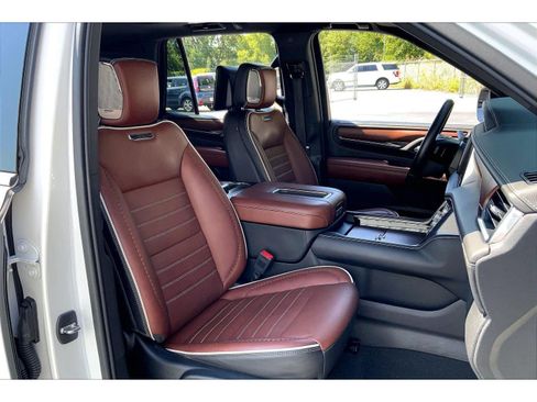 Used 2023 GMC Yukon Denali Ultimate AWD/4WD image 7