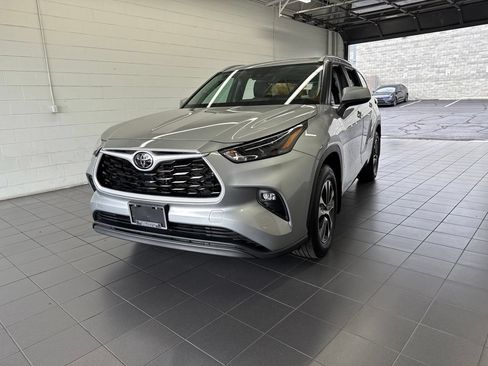 Used 2025 Toyota Highlander XLE AWD/4WD image 3