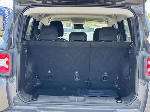 Used 2017 Jeep Renegade Latitude AWD/4WD image 6