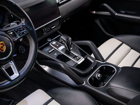 Used 2022 Porsche Cayenne Turbo AWD/4WD image 19