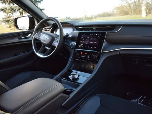 New 2025 Jeep Grand Cherokee Altitude AWD/4WD image 30