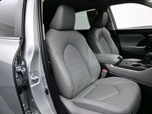 Used 2023 Toyota Highlander XLE AWD/4WD image 14