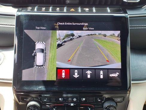 Used 2023 Jeep Grand Cherokee Limited w/ Luxury Tech Group II AWD/4WD image 13