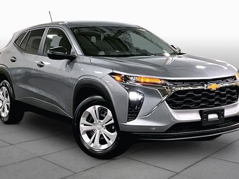 Used 2026 Chevrolet Trax LS FWD image 3