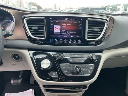 Used 2018 Chrysler Pacifica Touring Plus image 16