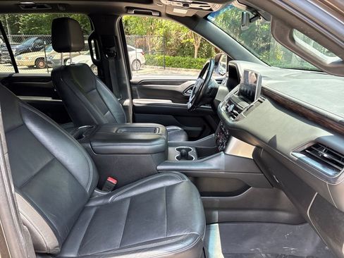 Used 2021 Chevrolet Suburban LT w/ LT Signature Package RWD image 29