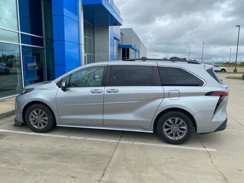 Used 2021 Toyota Sienna XLE FWD image 3