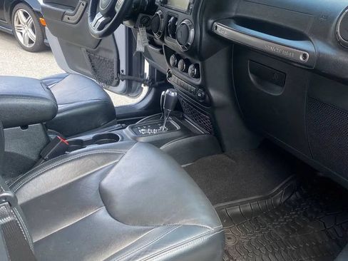 Used 2018 Jeep Wrangler Unlimited Sahara AWD/4WD image 11
