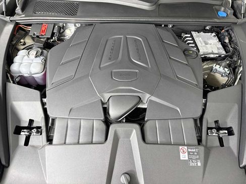 Certified 2025 Porsche Cayenne AWD/4WD image 31