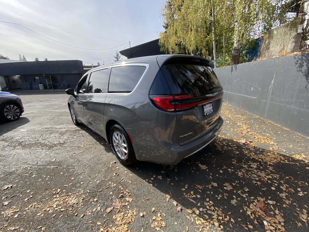 Used 2025 Chrysler Pacifica Select FWD image 4