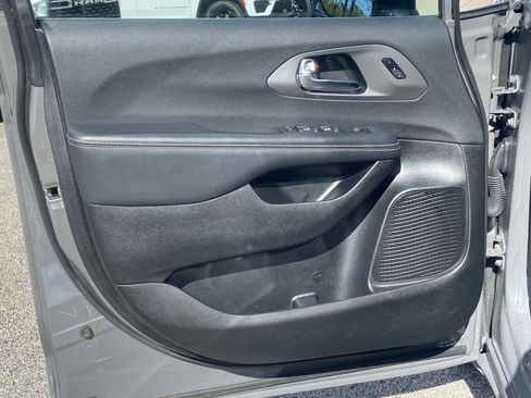 Certified 2025 Chrysler Pacifica Select image 19