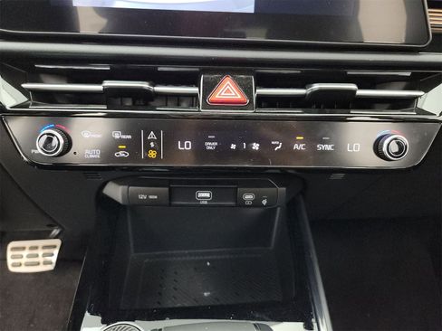 Certified 2024 Kia Niro SX Touring image 38