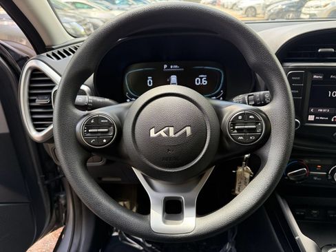 Used 2025 Kia Soul LX w/ LX Technology Package FWD image 25