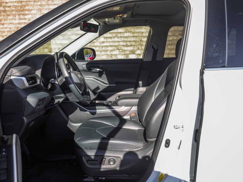 Used 2022 Toyota Highlander XLE image 24