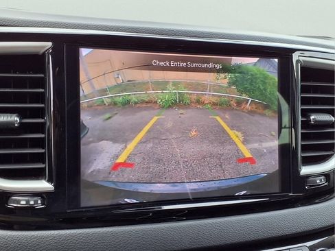 Used 2023 Chrysler Pacifica Touring-L FWD image 10