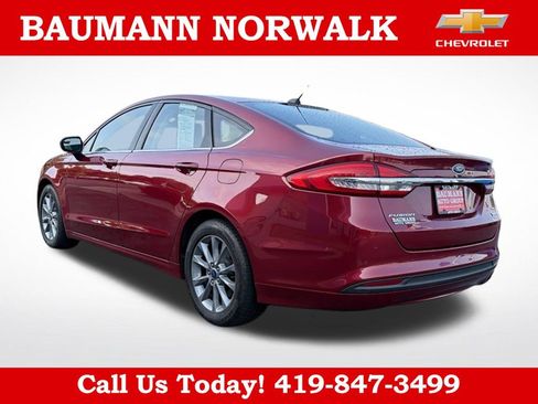 Used 2017 Ford Fusion SE w/ Fusion SE Technology Package FWD image 5