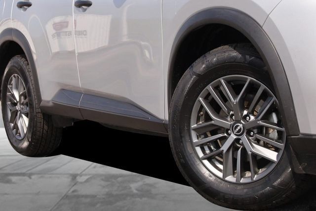 Used 2024 Nissan Rogue S FWD image 3