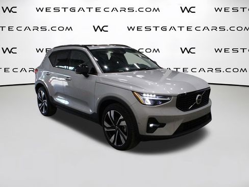 Used 2025 Volvo XC40 B5 Plus image 2