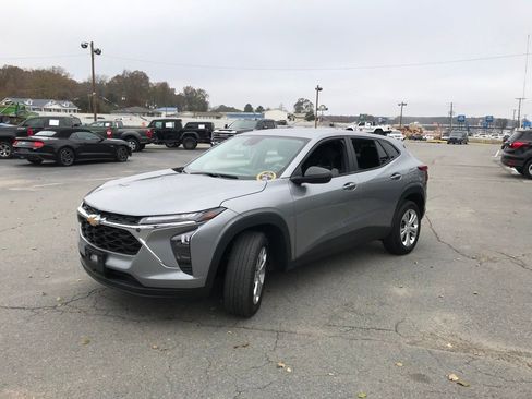 Used 2025 Chevrolet Trax LS w/ Driver Confidence Package image 2