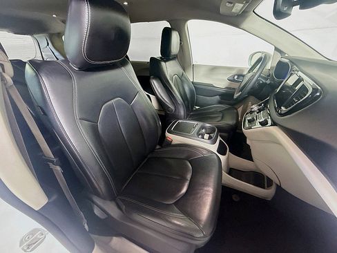 Used 2022 Chrysler Pacifica Touring-L FWD image 27