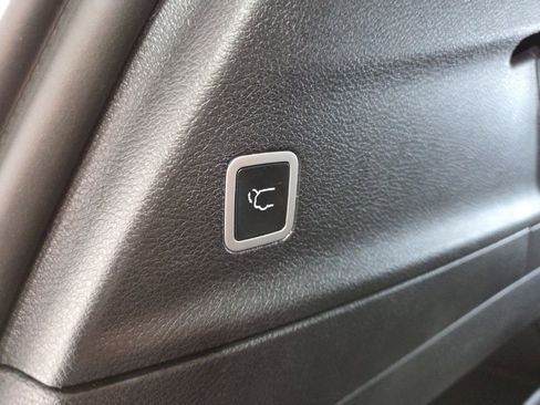 Used 2025 Chrysler Pacifica Limited FWD image 40
