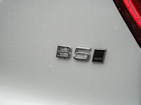 Certified 2025 Volvo XC40 B5 Ultra w/ Climate Package image 9