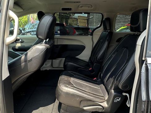 Used 2023 Chrysler Pacifica Touring-L FWD image 24