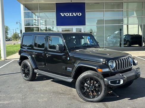 Used 2025 Jeep Wrangler Unlimited Sahara AWD/4WD image 2