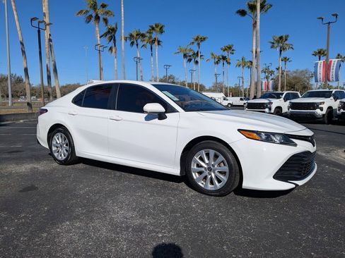 Used 2020 Toyota Camry LE image 2