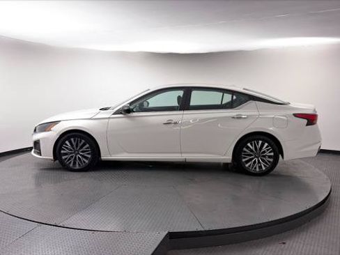 Used 2025 Nissan Altima 2.5 SV FWD image 3