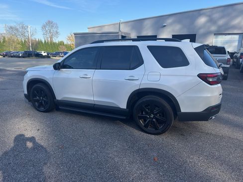 Used 2025 Honda Pilot Black Edition image 7