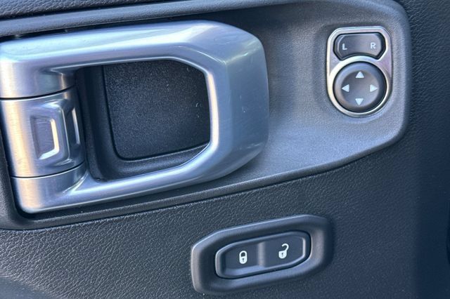 Used 2022 Jeep Gladiator Sport AWD/4WD image 12