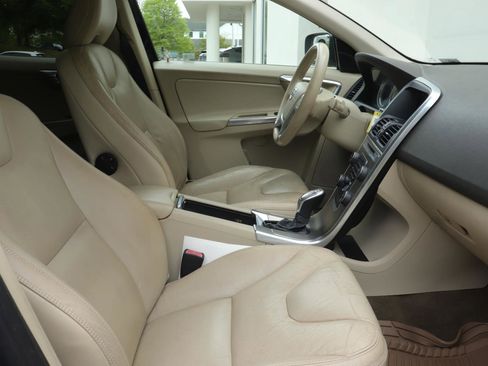 Used 2013 Volvo XC60 3.2 AWD/4WD image 19